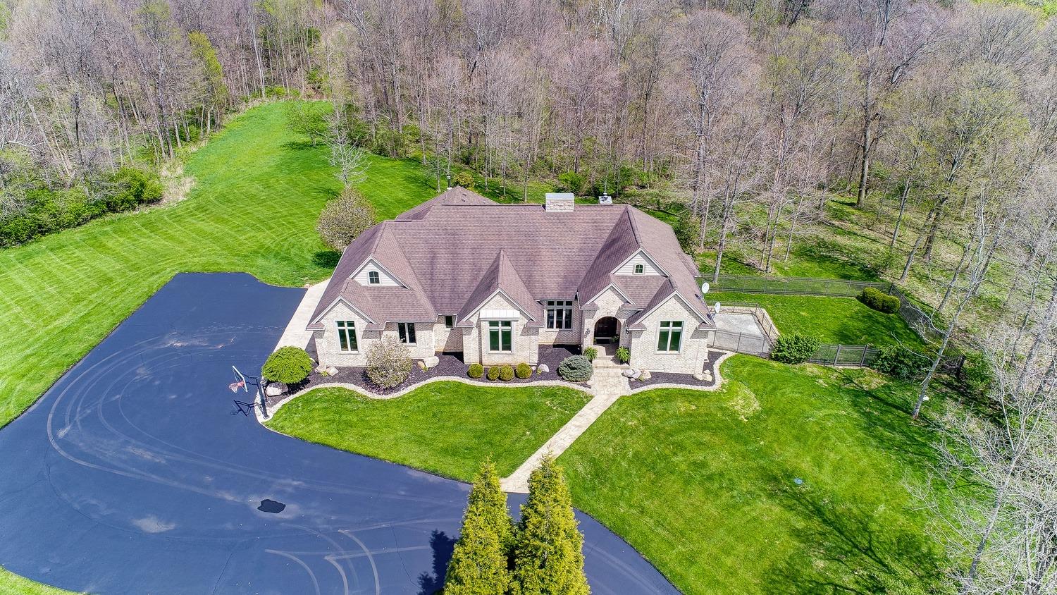 600 Maple Point Ct Chester Twp, OH