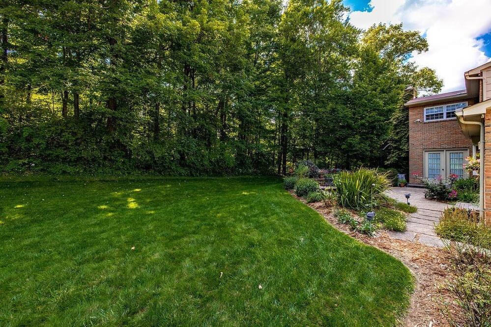 2002 Beechcroft Court SIBCY CLINE REALTORS®