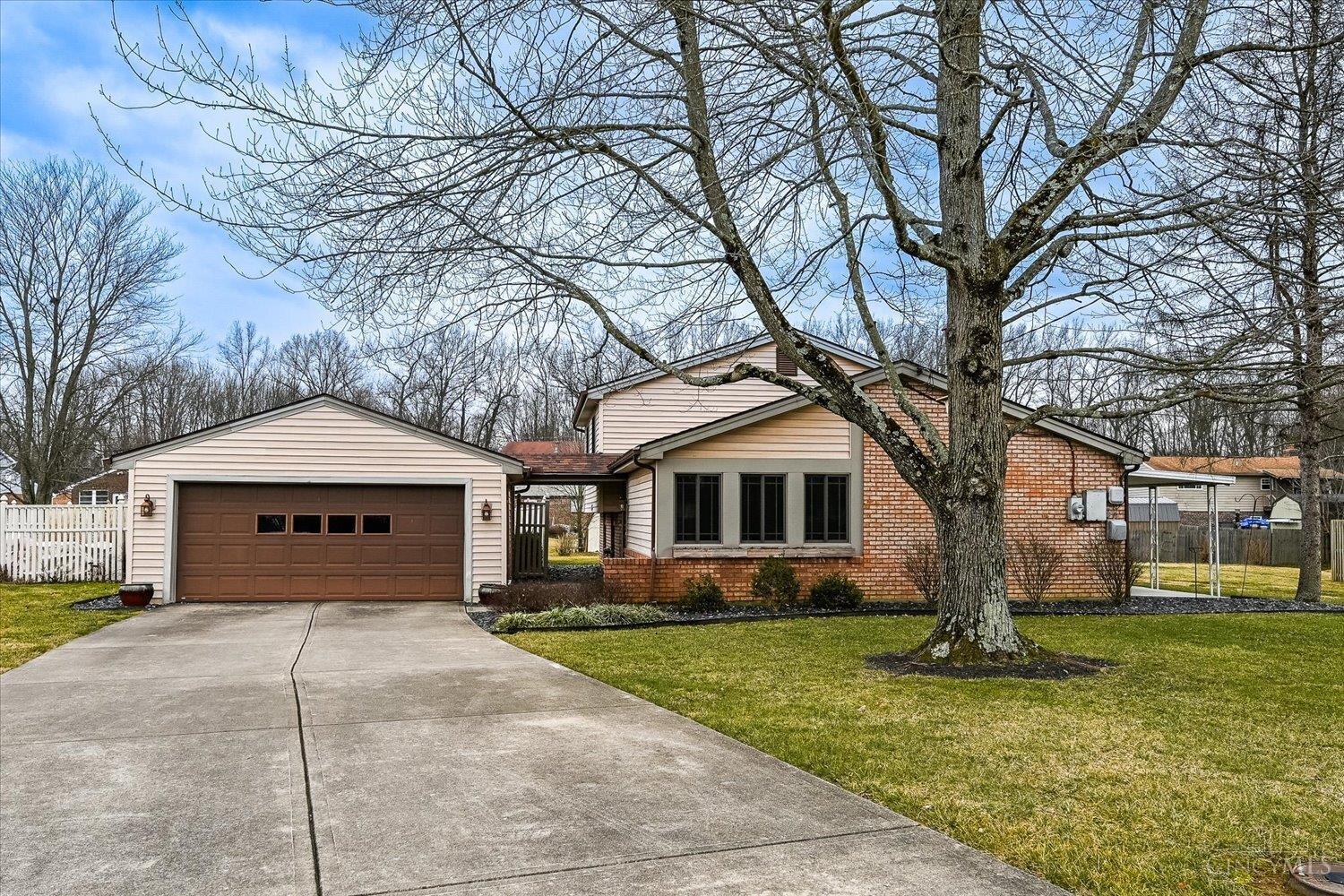 5850 Hunters Court SIBCY CLINE REALTORS® 5850 Hunters Court SIBCY CLINE REALTORS®